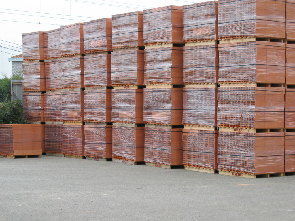 Paletes de tijolos cerâmicos preparadas para armazenamento e distribuição